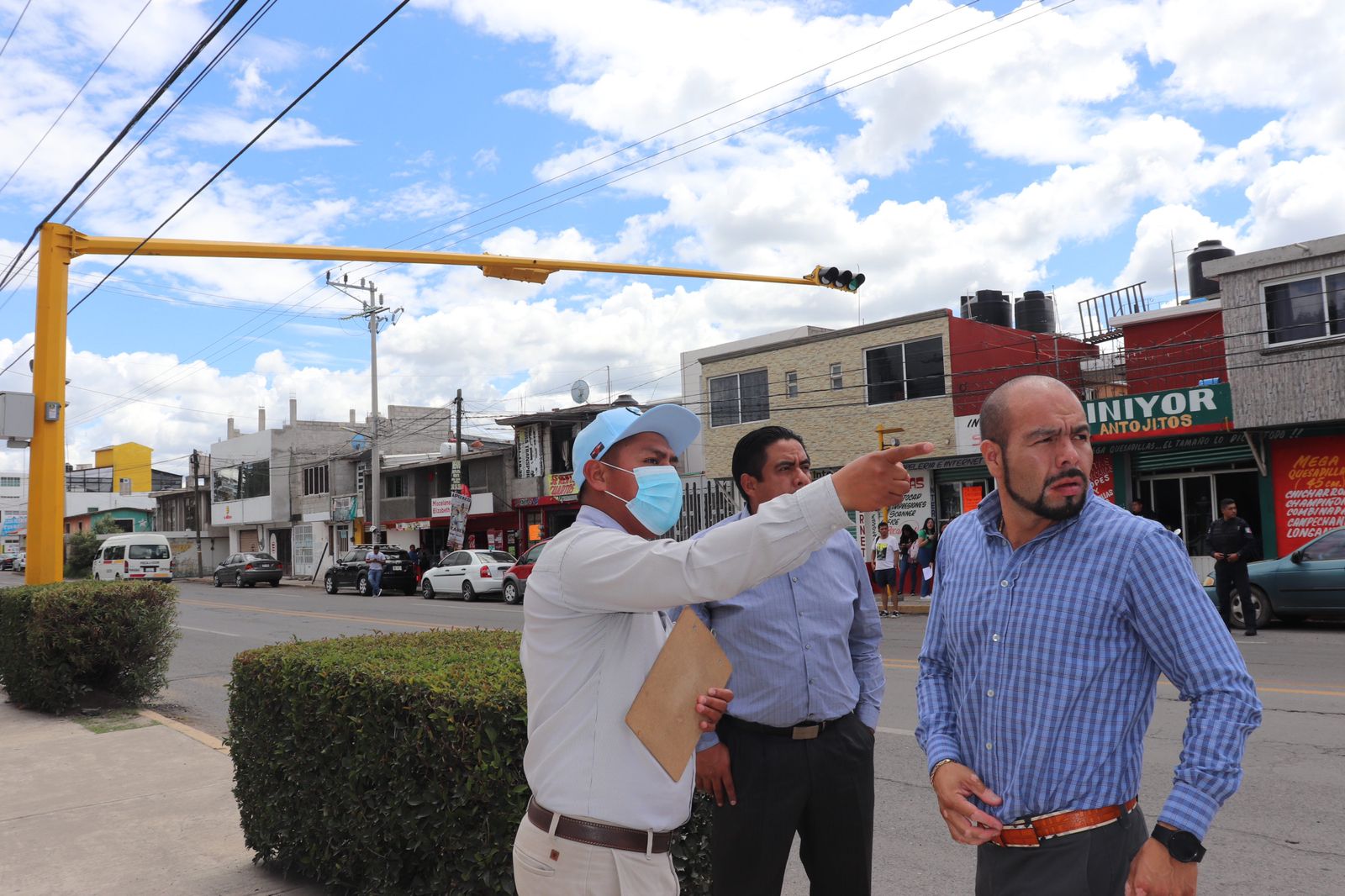 Alcalde de Tzompantepec, Manuel Ramos, gestiona colocación de semáforo en zona escolar